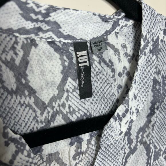 Kut from the Kloth Sinclaire Snake Print Button Up Blouse Women's Size Small - Picture 5 of 11